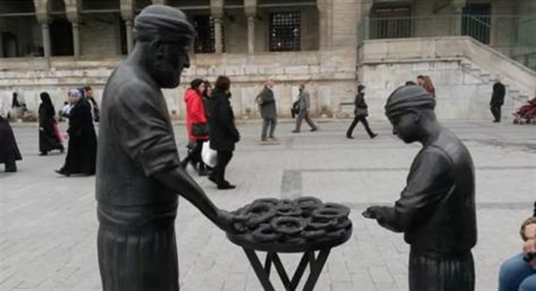 Eminönünde simitçi heykelindeki simitleri çaldılar