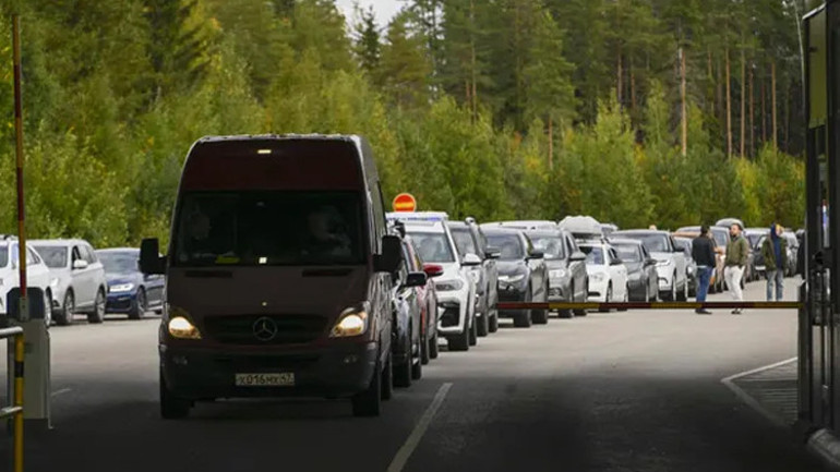 Ruslar akın akın kaçıyor... Sınır kapılarında araç kuyrukları, Rusya alarma geçti