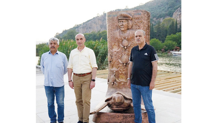 Kaptan June’a saygı anıtı