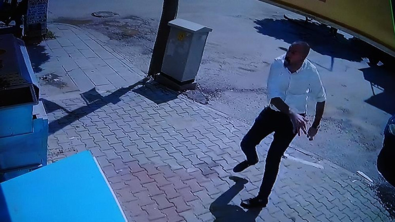 Çatı aktı kavgasında kılıç ve silahlar çekildi