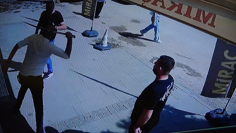 Çatı aktı kavgasında kılıç ve silahlar çekildi