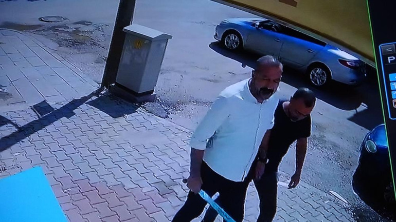 Çatı aktı kavgasında kılıç ve silahlar çekildi