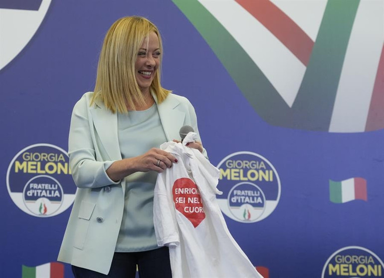 İtalyada Demokrat Parti yenilgiyi kabul etti... Giorgia Meloni İtalyanın yeni başbakanı oldu