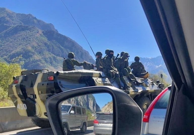 Ruslar akın akın kaçıyor... Gürcistan sınırından 115 bin kişi geçti