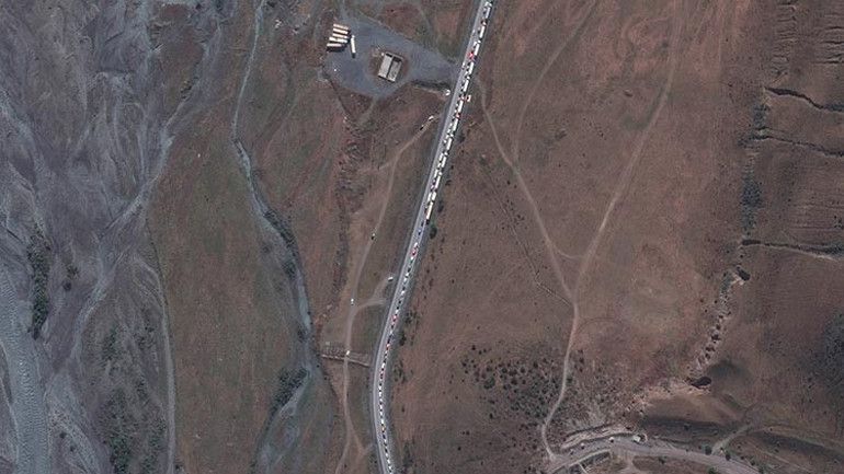 Ruslar akın akın kaçıyor... Gürcistan sınırından 115 bin kişi geçti
