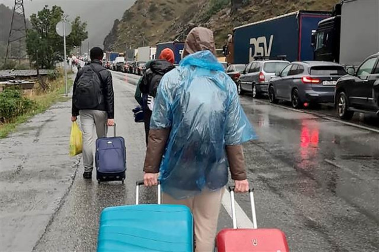 Ruslar akın akın kaçıyor... Gürcistan sınırından 115 bin kişi geçti