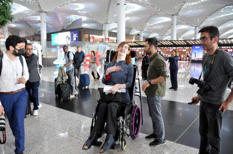 Dünyanın en uzun boylu kadını Rumeysa ilk kez uçağa binerek ABDye gitti