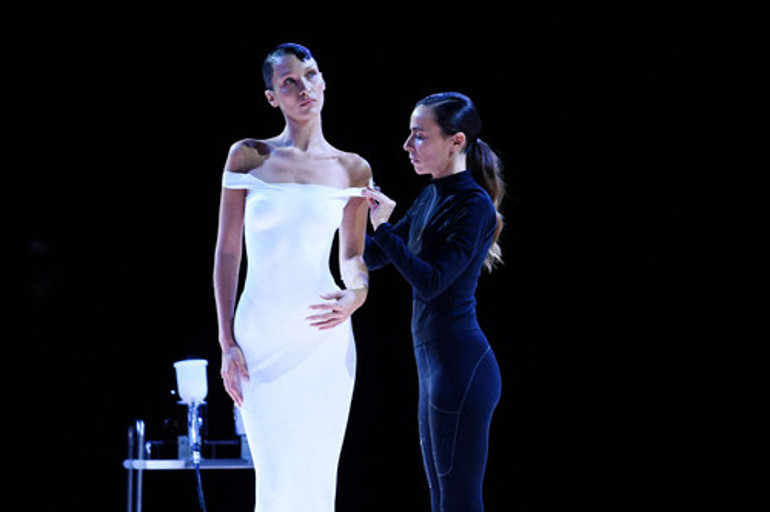 Bella Hadid podyuma yarı çıplak çıktı, seyircilerin gözü önünde böyle giydirdiler