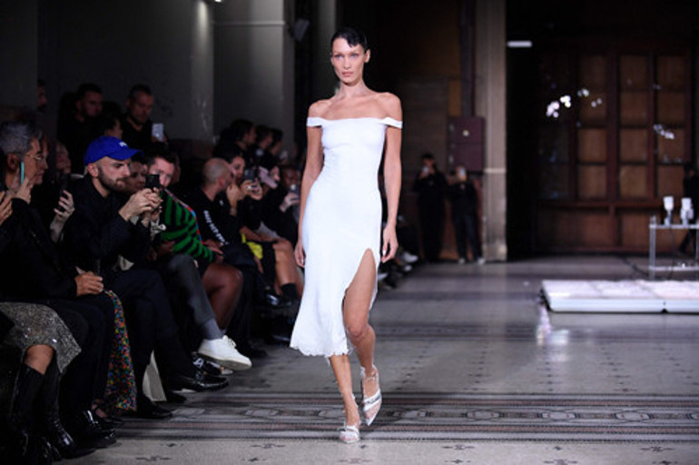 Bella Hadid podyuma yarı çıplak çıktı, seyircilerin gözü önünde böyle giydirdiler