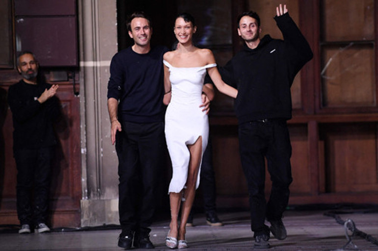 Bella Hadid podyuma yarı çıplak çıktı, seyircilerin gözü önünde böyle giydirdiler