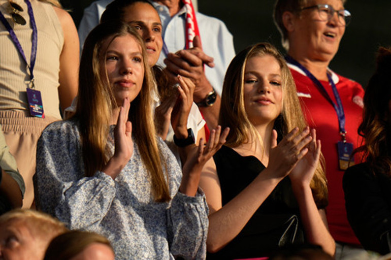 Genç prensesin futbol tutkusu, okulda alay konusu olmuş