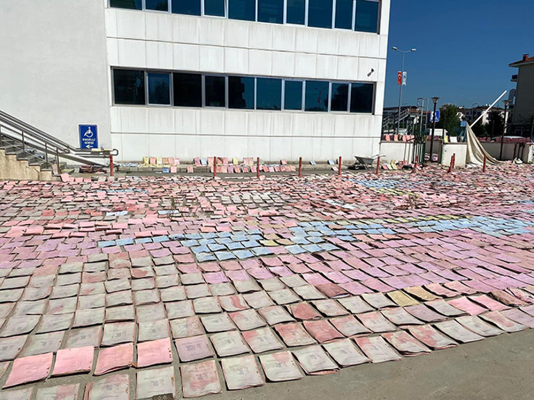 Selde ıslanan dosyalar güneşte kurutulmaya bırakıldı