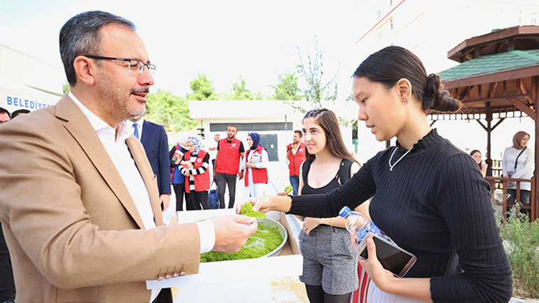 Bakan Kasapoğlundan öğrenci ve ailelerine sürpriz... Gözünüz arkada kalmasın, çocuklarınız bizlere emanet