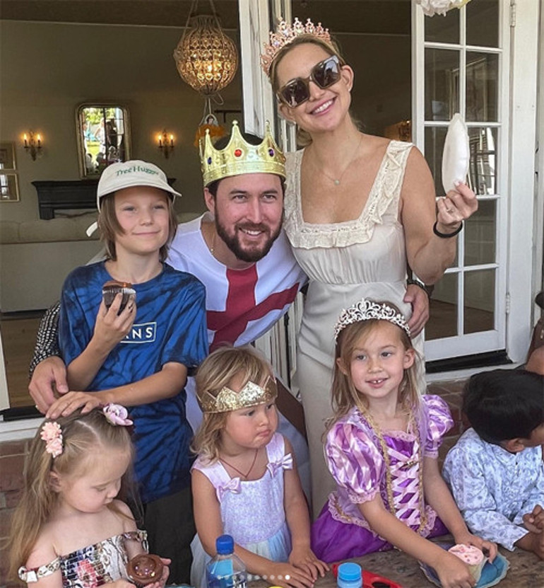 Ünlü çifte hayranlarından alkış: İnsan torunu için ne kılıklara giriyor