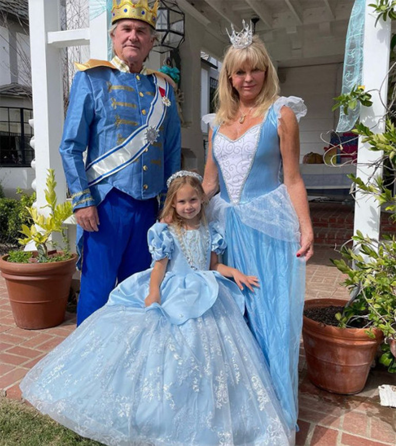 Ünlü çifte hayranlarından alkış: İnsan torunu için ne kılıklara giriyor