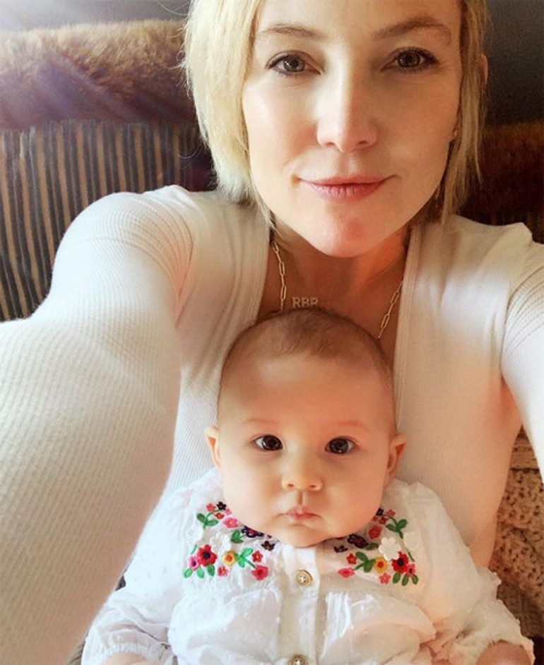 Ünlü çifte hayranlarından alkış: İnsan torunu için ne kılıklara giriyor