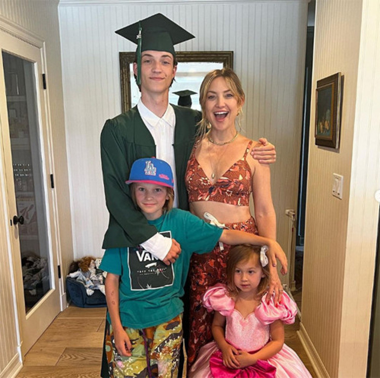 Ünlü çifte hayranlarından alkış: İnsan torunu için ne kılıklara giriyor