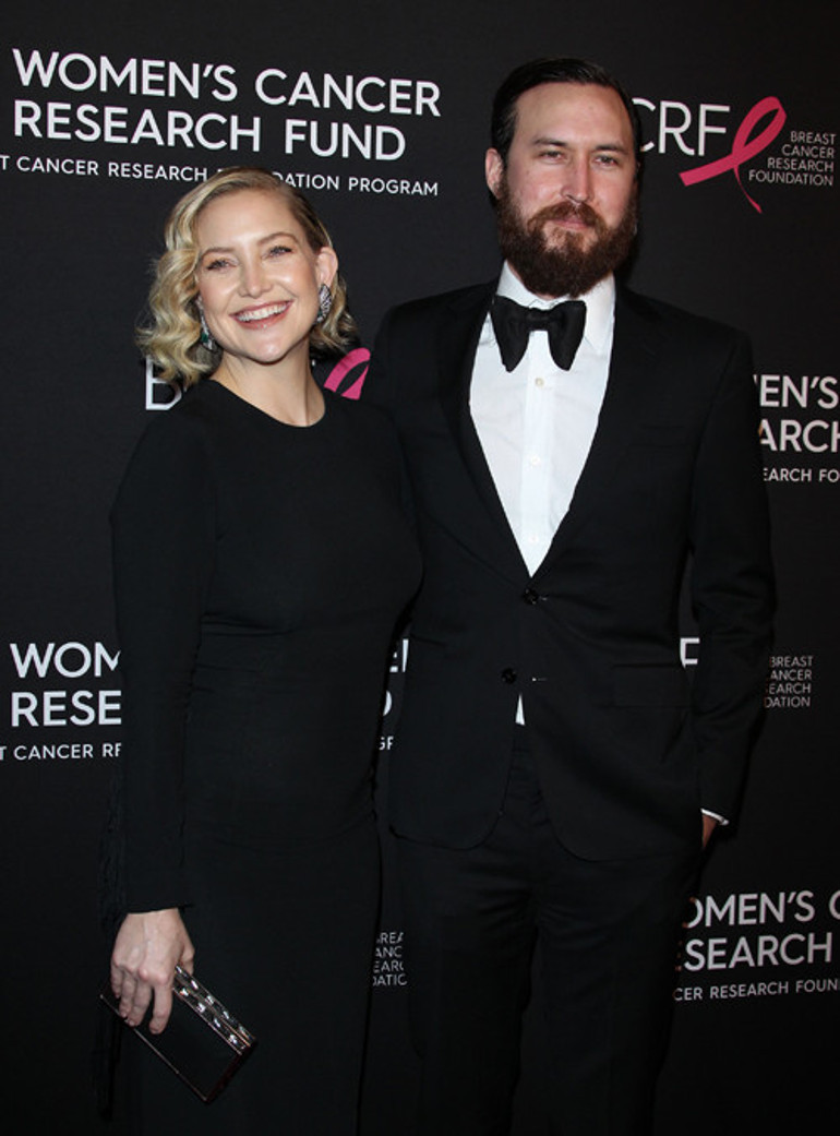 Ünlü çifte hayranlarından alkış: İnsan torunu için ne kılıklara giriyor