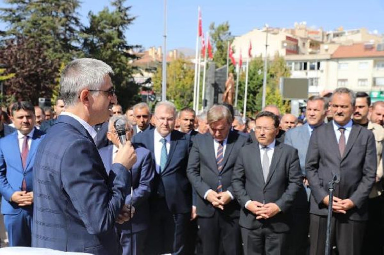 Bakan Özer, Bakan Yardımcısı Yılmazın annesinin cenazesine katıldı