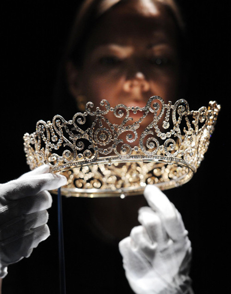 Kraliçe 2. Elizabethin kayıp taçları... Herkes gün yüzüne çıkmalarını bekliyor