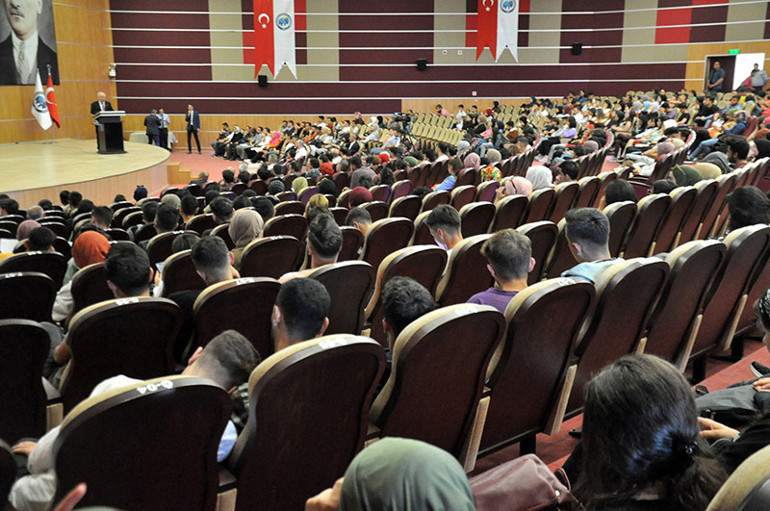 Karamanda rektör Prof. Dr. Namık Aktan yeni öğrencilere vampirli uyarı: Gece dışarı çıkarken dikkatli olun