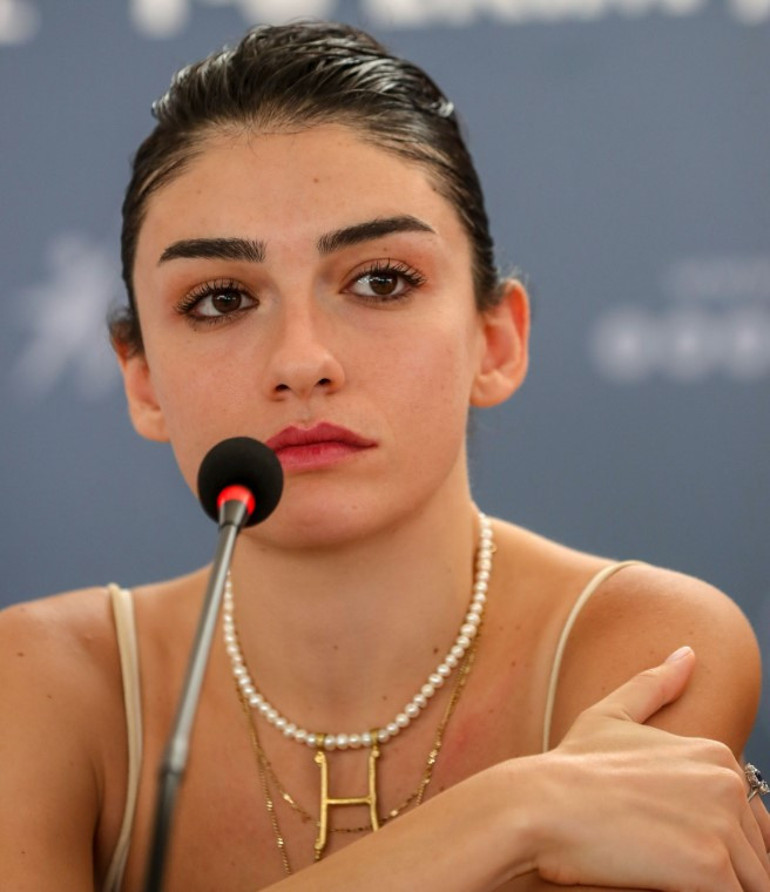 Hazar Ergüçlü, sevgilisi Onur Ünlünün filminde hem yapımcı hem oyuncu oldu