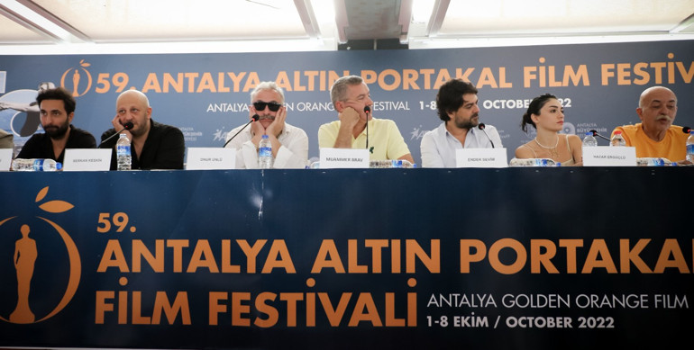 Hazar Ergüçlü, sevgilisi Onur Ünlünün filminde hem yapımcı hem oyuncu oldu