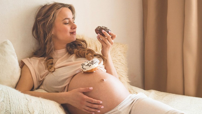 Meğer yemek seçmeye anne karnında başlıyormuşuz... Havuca gülümsüyor, karalahanaya yüzlerini buruşturuyorlar