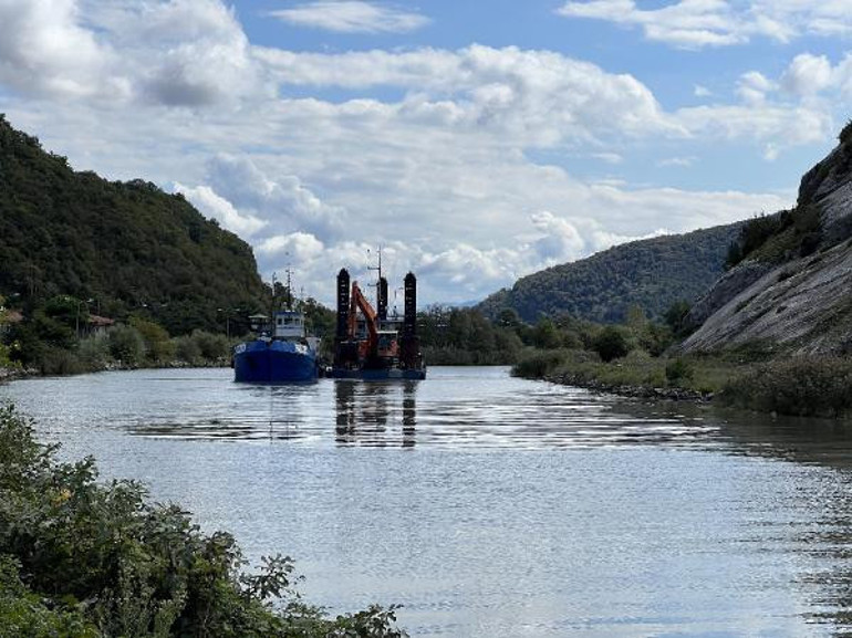 Bartın Irmağı dibinden toprak yığınları temizleniyor