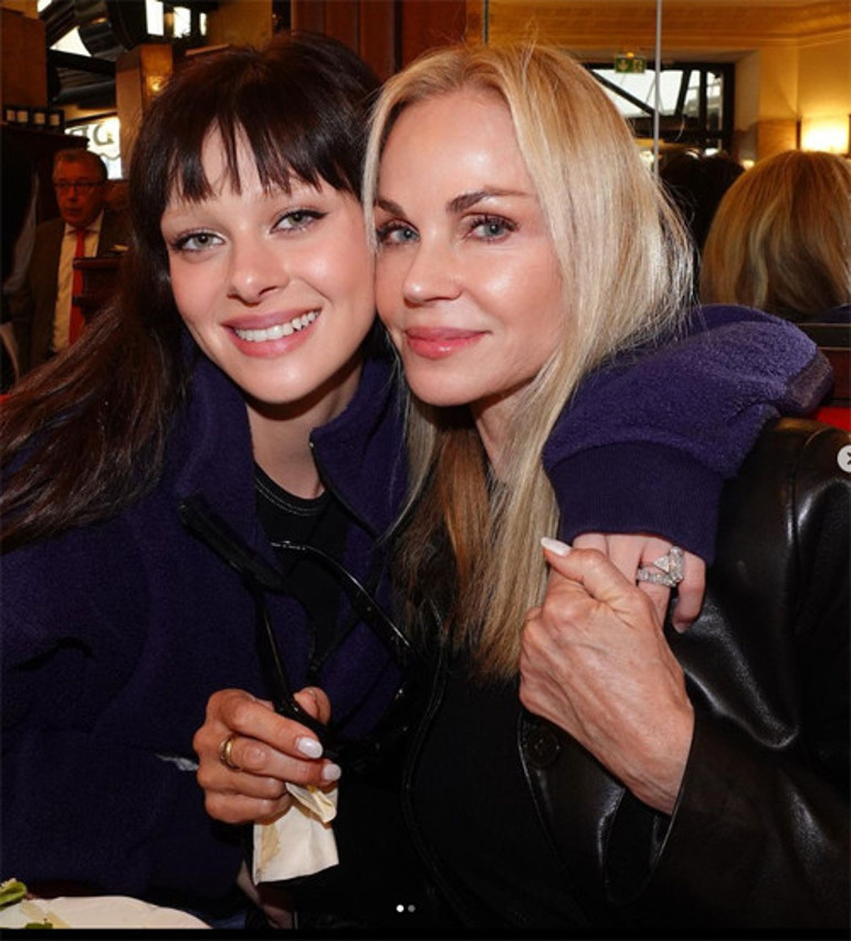 Zavallı, yaşlı Victoria Artık esas kadın değilsin, torun gelmeden bu işi çöz