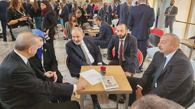 Pragda tarihi zirve... Cumhurbaşkanı Erdoğan, Aliyev ve Paşinyan ile bir araya geldi