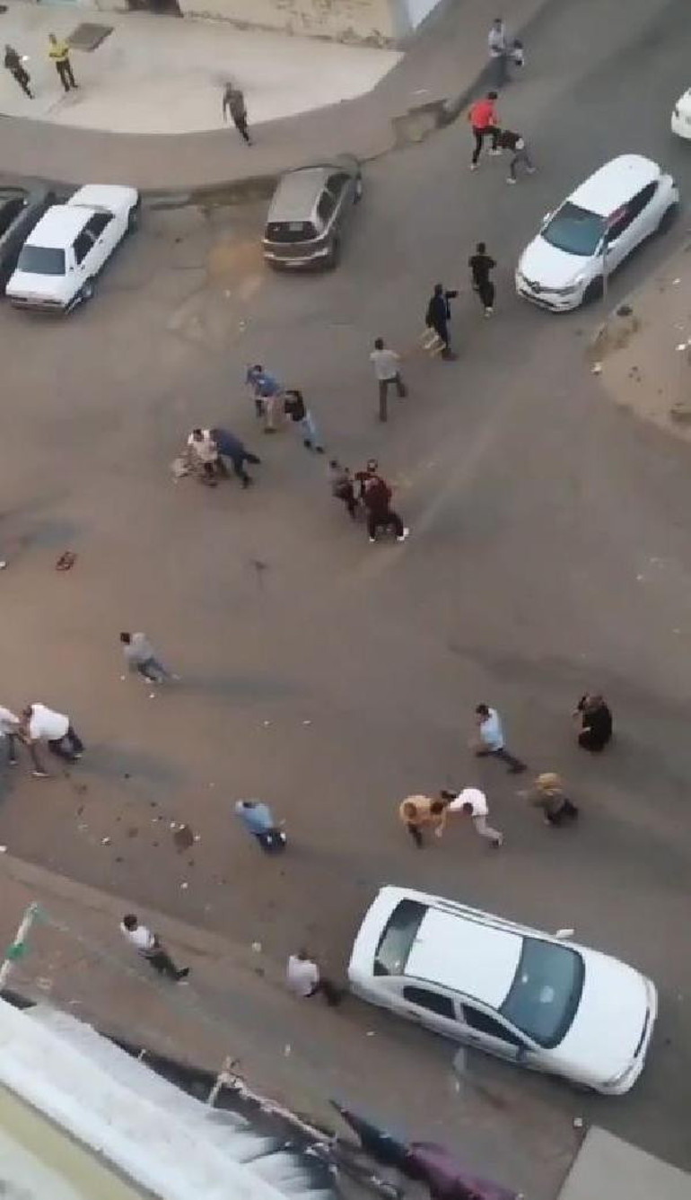 Husumetli grup ortalığı savaş alanına çevirdi Taş ve sopalarla birbirlerine girdiler