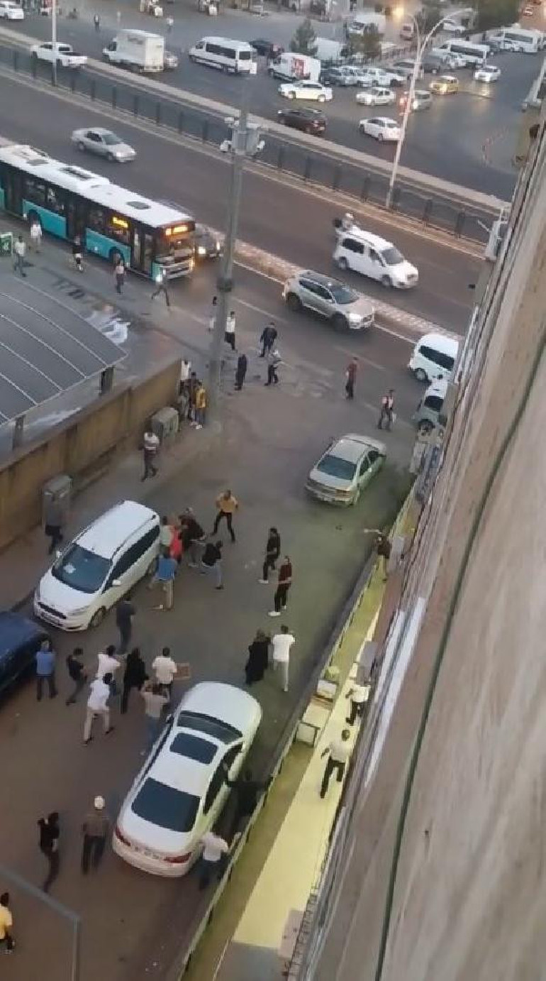 Husumetli grup ortalığı savaş alanına çevirdi Taş ve sopalarla birbirlerine girdiler