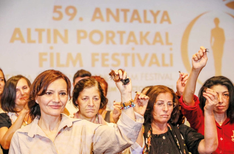 Mahsa Amini için sahnede saçını kesti