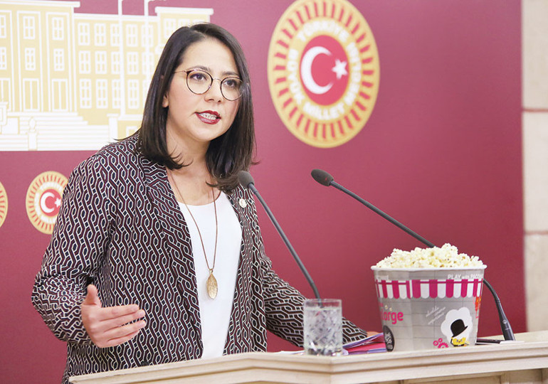 Konforlu alanda slogan atıp alkış toplamak