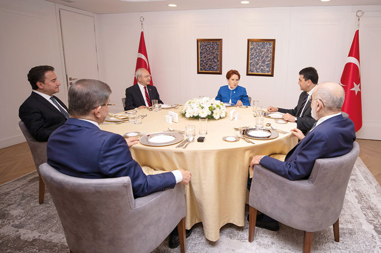 Konforlu alanda slogan atıp alkış toplamak