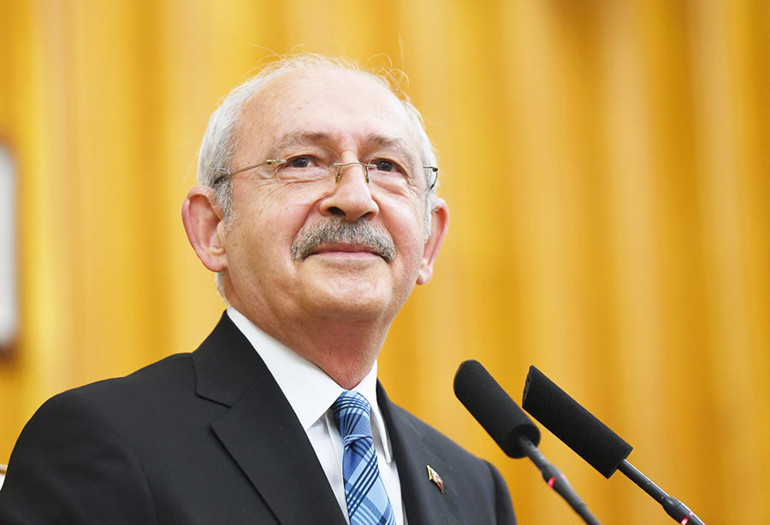 Konforlu alanda slogan atıp alkış toplamak