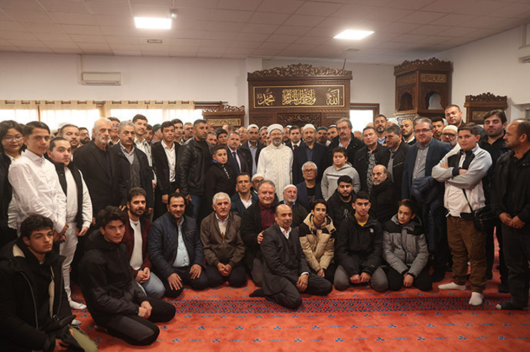 Sabah namazında gençlerle buluştu