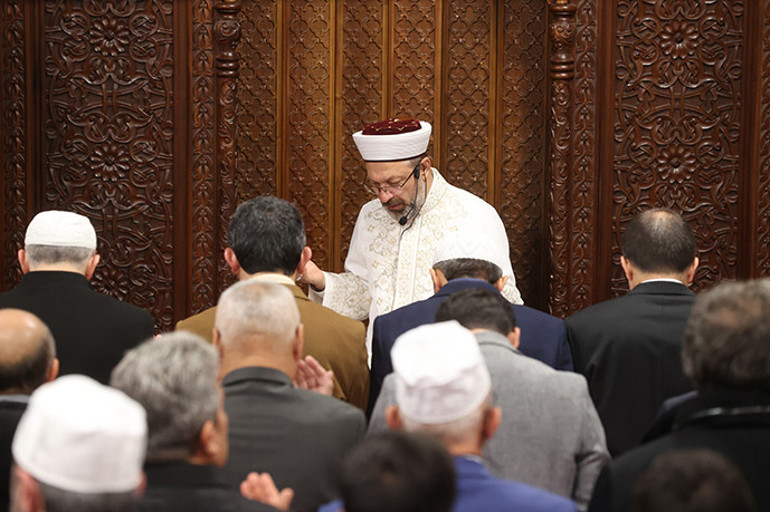 Sabah namazında gençlerle buluştu