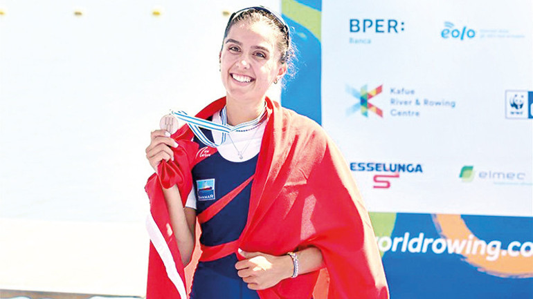 Madalyaya kürek çekiyor