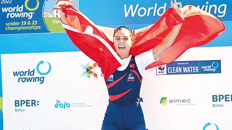 Madalyaya kürek çekiyor