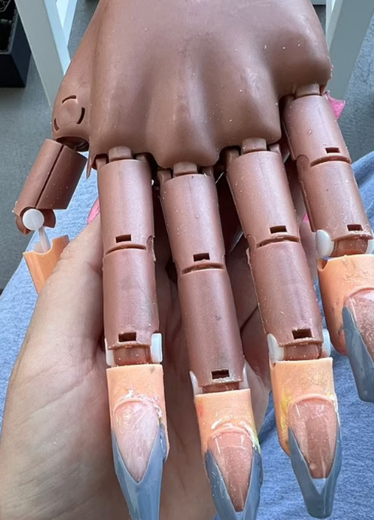 Bir dönemin çocuk yıldızıydı: O artık manikürcü