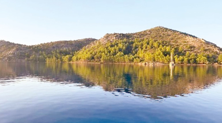 Çağatay Ulusoy ile sevgilisi Duygu Sarışın işlere deniz molası verdi