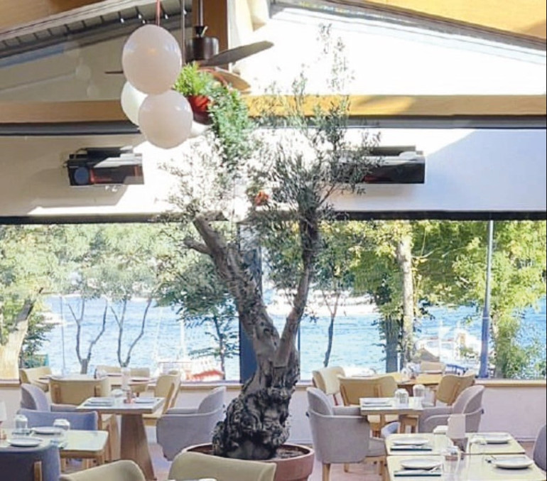 Çağatay Ulusoy ile sevgilisi Duygu Sarışın işlere deniz molası verdi