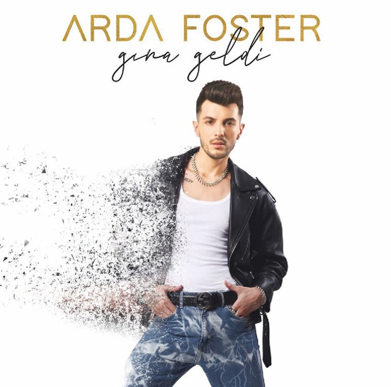 Çağatay Ulusoy ile sevgilisi Duygu Sarışın işlere deniz molası verdi