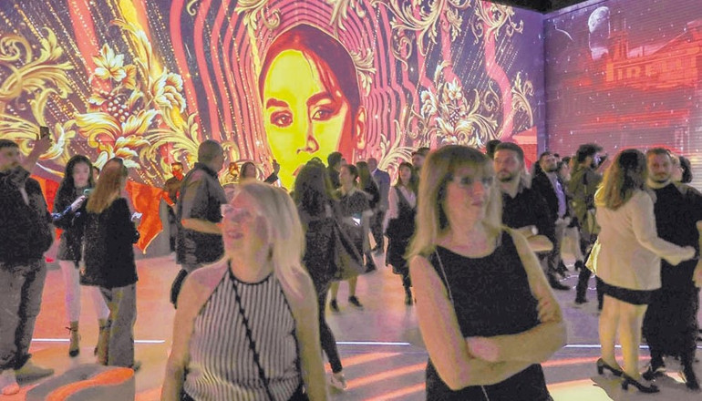 Çağatay Ulusoy ile sevgilisi Duygu Sarışın işlere deniz molası verdi