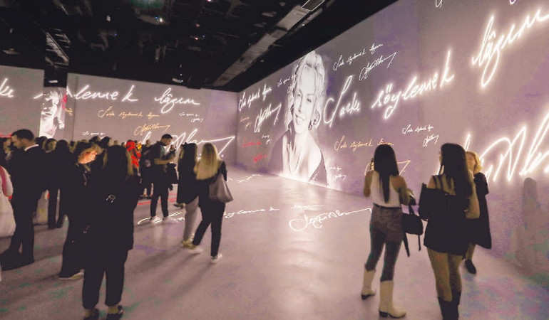 Çağatay Ulusoy ile sevgilisi Duygu Sarışın işlere deniz molası verdi