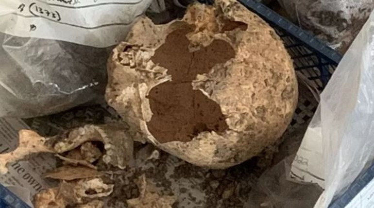 G﻿allerde eski bir mağazanın altında Orta Çağdan kalma iskeletler bulundu