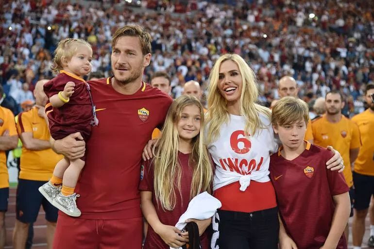 Son Dakika: Francesco Totti - Ilary Blasi kavgasında yeni perde Köpek gibi acı çektim demişti, intikam alıyor... Servet değerinde misilleme...