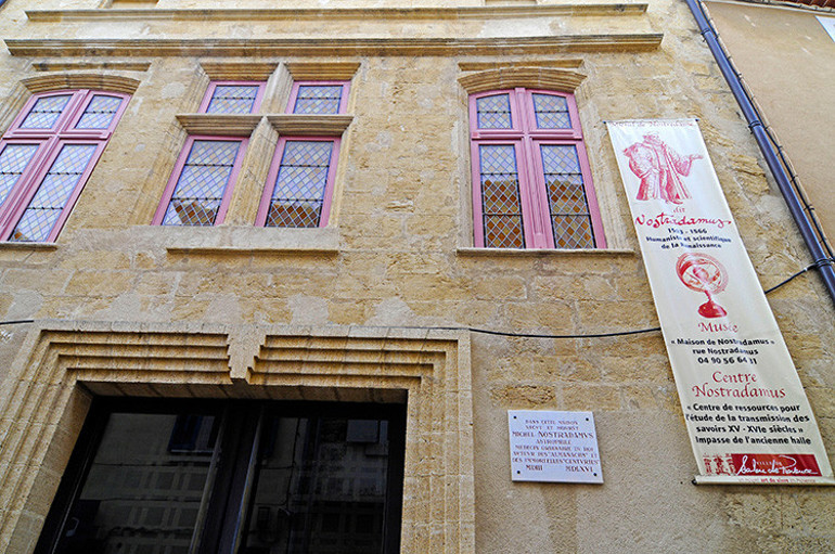 Ukrayna Savaşı, Kraliçenin ölümü, Elon Muskın Mars projesi... Nostradamusun kehanetleri 21inci yüzyılda neden hâlâ popüler